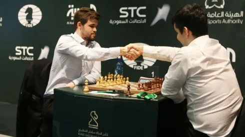 Magnus Carlsen (L) and Ian Nepomniachtchi (R) in a chess game