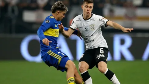 Gustavo Mantuan (L) of Corinthians fights for the ball with Sebastian Villa Cano of Boca Juniors