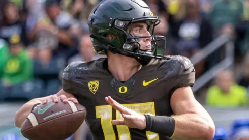 Bo Nix of the Oregon Ducks