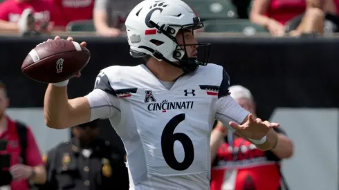 QB Ben Bryant of the Cincinnati Bearcats thowring a pass