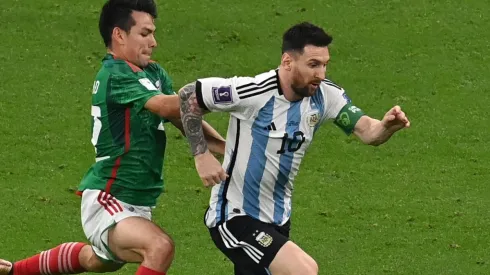 Hirving Lozano (left) against Lionel Messi.