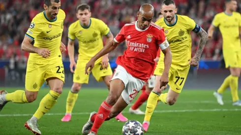 Joao Mario of SL Benfica runs with the ball whilst under pressure from Henrikh Mkhitaryan and Marcelo Brozovic of FC Internazionale