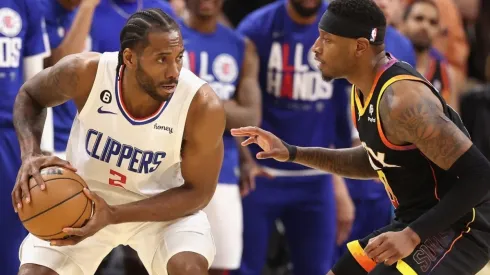 Kawhi Leonard of the LA Clippers and Torrey Craig of the Phoenix Suns