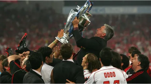 Carlo Ancelotti, the manager of AC Milan jolds the trophy
