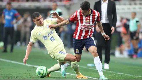 Pavel Pérez of Chivas fights for the ball with Richard Sánchez of America