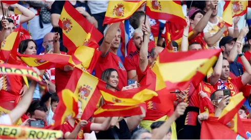 Aficionados de España ondeando banderas