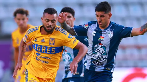 Rafael de Souza of Tigres and Victor Guzman of Pachuca