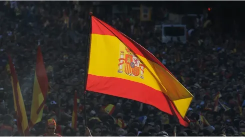 Un hincha de España iza la bandera nacional