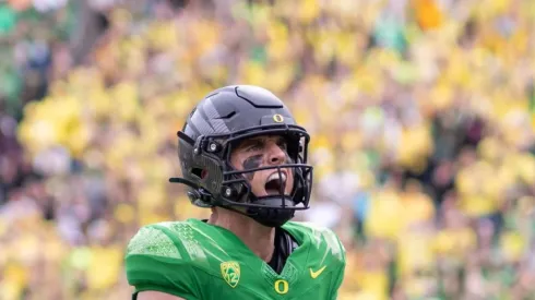 Bo Nix of the Oregon Ducks
