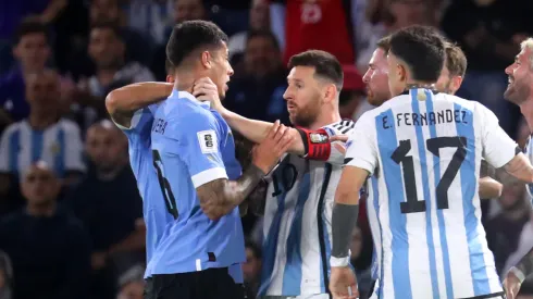 Lionel Messi grabbing Mathias Olivera by the throat