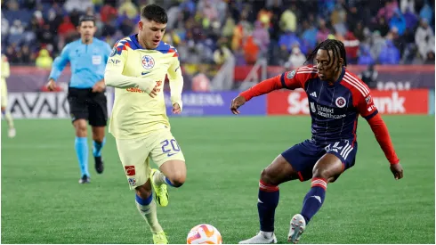 New England Revolution midfielder DeJuan Jones moves in on Club America<br />
midfielder Richard Sanchez