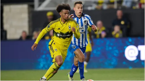 Jane Russel Rowe (L) of Columbus<br />
fights for the ball with Sergio Canales (R) of Monterrey