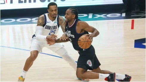 Los Angeles Clippers Kawhi Leonard (R) is defended by Dallas<br />
Mavericks P.J. Washington