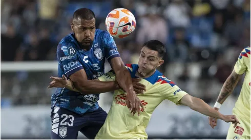 Salomon Rondon (R) of Pachuca fights for the ball with Alvaro Fidalgo (R) of America