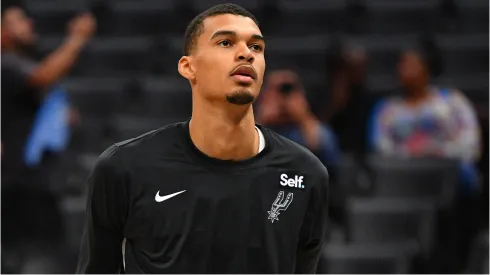 Victor Wembanyama of the San Antonio Spurs warming up before a game.