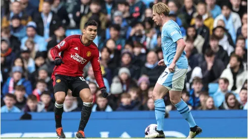 Kevin De Bruyne of Manchester City holds the ball<br />
as Casemiro of Manchester United