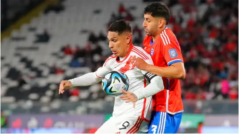 Paulo Guerrero - Perú (I) y Guillermo Maripán - Chile (R)