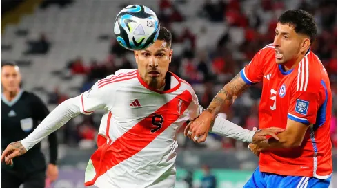 Aolo Guerrero (L) de Perú y Guillermo Maripan (R) de Chile