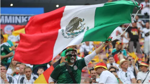 Fan waves the Mexican flag