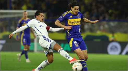 Boca Juniors' Edinson Cavani vies for the ball with Cruzeiro's Lucas Romero