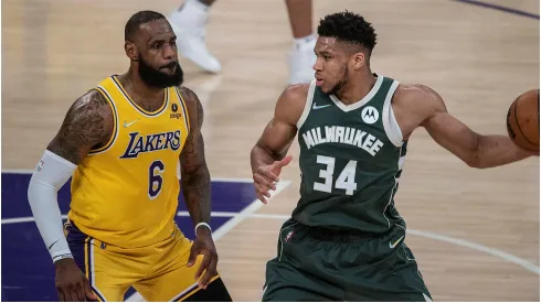 LeBron James of the Los Angeles Lakers defends against<br />
Giannis Antetokounmpo of the Milwaukee Bucks