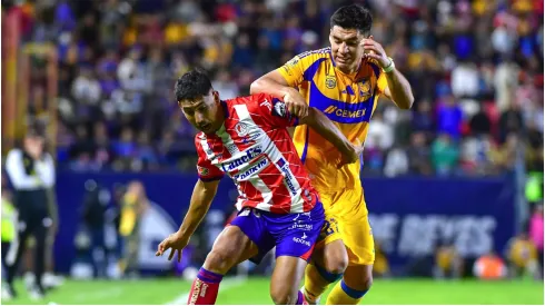 Ricardo Chavas (L) of San Luis fights for<br />
the ball with Jesus Angulo (R) of Tigres