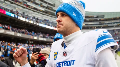 Detroit Lions quarterback Jared Goff (16) acknowledges the Lions fans as he walks off the field after an NFL, American Football Herren, USA football game against the Chicago Bears on Sunday, Dec. 22, 2024 in Chicago.