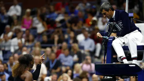 Serena Williams discusses with umpire Carlos Ramos at the 2018 US Open