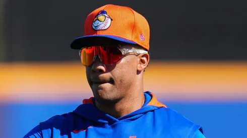 Juan Soto #22 of the New York Mets warms up during spring training workouts at Clover Park on February 17, 2025 in Port St. Lucie, Florida.