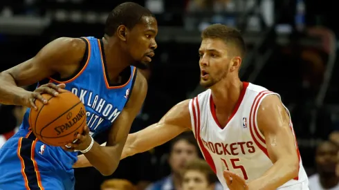 Kevin Durant #35 of the Oklahoma City Thunder drives to the basket against Chandler Parsons #25 of the Houston Rockets during a game at the Toyota Center on April 4, 2014 in Houston, Texas.