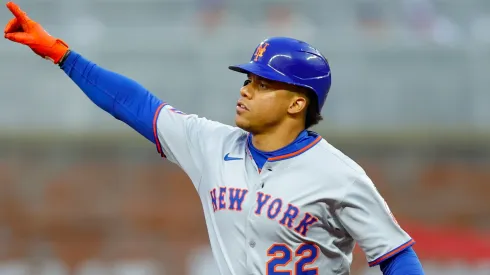 Juan Soto tips his helmet after recording his 1,000th hit—joining Mickey Mantle in an elite group of MLB greats under 27.
