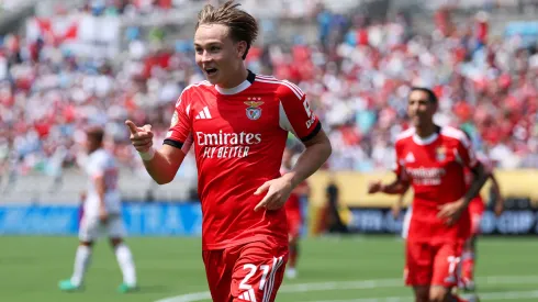 Andreas Schjelderup #21 of SL Benfica celebrates scoring his team's first goal during the FIFA Club World Cup 2025 group C match against Bayern Munich.