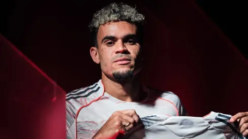 Luis Diaz with his Bayern Munich jersey in 2025.