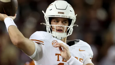 Arch Manning #16 of the Texas Longhorns warms up.