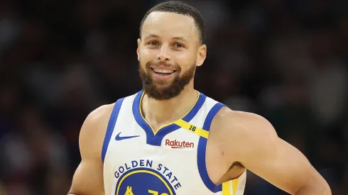 Stephen Curry #30 of the Golden State Warriors r