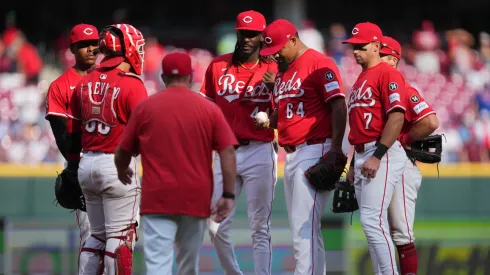 Cincinnati Reds players discussing a play in the mound.