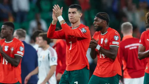 Players of Portugal, with Cristiano Ronaldo, thank supporters.