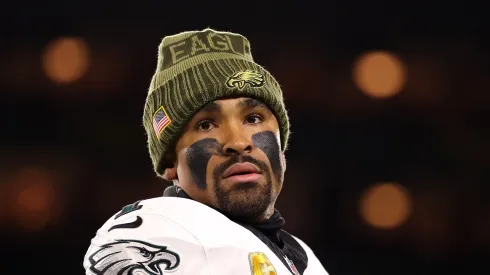 Jalen Hurts warms up against the Packers on November 10, 2025 in Green Bay.