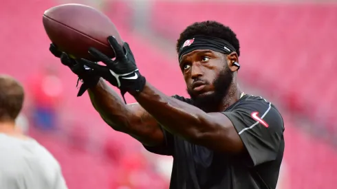 Chris Godwin #14 of the Tampa Bay Buccaneers warms up.