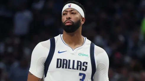 Anthony Davis during an NBA game against the San Antonio Spurs.