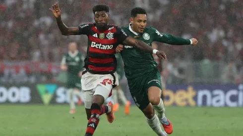 Emerson Royal of Flamengo fights for the ball with Vitor Roque of Palmeiras.