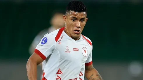 Cristian Barrios of America De Cali runs with the ball.