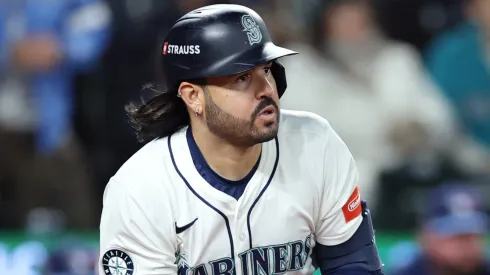 Eugenio Suarez #28 of the Seattle Mariners hits an RBI single.