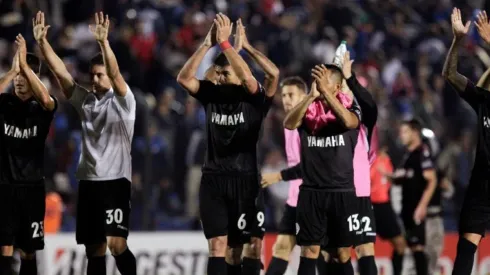 A LA FINAL. Todo el plantel celebra junto a su hinchada el triunfo ante River.