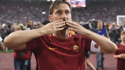 Entre lágrimas, y en un estadio Olímpico de Roma colmado, Totti se retiró del fútbol