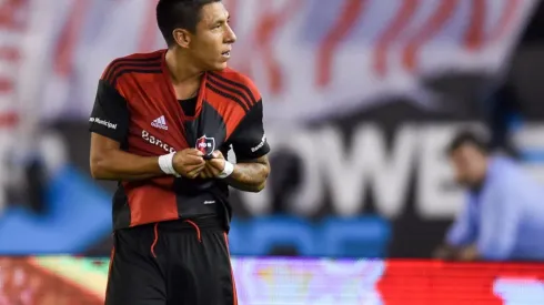 BIEN LEPROSO. Sarmiento se toma la camiseta tras marcarle a River.