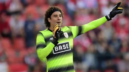 Guillermo Ochoa en un partido en Bélgica.