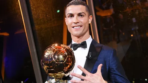 MANITA. Cristiano Ronaldo muestra su quinto Balón de Oro a la cámara.