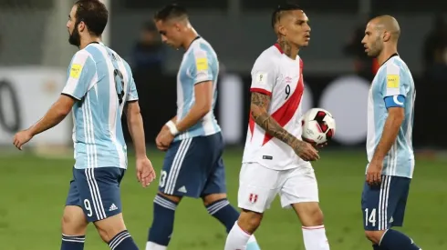 Paolo Guerrero ante la Selección Argentina en Perú.