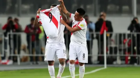 EL HOMENAJE. Tras marcarle a Nueva Zelanda en el repechaje, Farfán enseña la "9" de Paolo Guerrero.